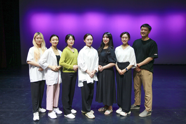 2021년 문화예술교육사 대상 프로그램 개발 공모전에 선정된 대구가톨릭대 무용학과 학생들. 사진은 왼쪽부터 백나희, 양채원, 이의률, 강길령, 강남주, 박소현, 이준식씨. *재판매 및 DB 금지
