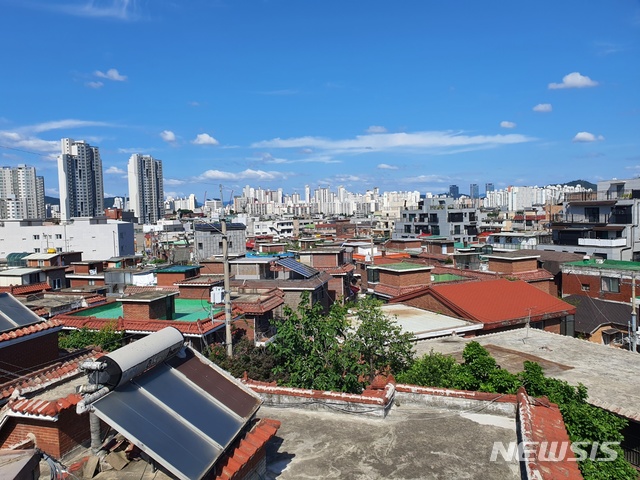 [서울=뉴시스] 이예슬 기자 = 공공재개발을 추진 중인 장위9구역에서 내려다본 일대 전경. 