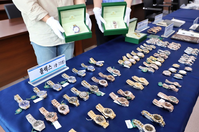 [인천공항=뉴시스]홍찬선 기자 = 인천본부세관은 자신의 휴대품에 은닉하는 방법으로 고가의 해외 유명 상표 시계 83점을 밀수입 하려던 외국인 여행자 2명과 국내 인수책 1명을 검거하고, 검찰에 불구속 고발했다고 17일 밝혔다. 사진은 외국인들에게 적발한 고가의 밀수 시계. (사진=인천본부세관 제공) 2021.06.17. photo@newsis.com *재판매 및 DB 금지