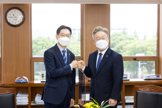 17일 오전 경상남도청 도정회의실에서 열린 경기도-경상남도 공동발전을 위한 정책협약식에 앞서 이재명 경기도지사와 김경수 경상남도지사가 환담을 하고 있다. (사진=경기도 제공) *재판매 및 DB 금지