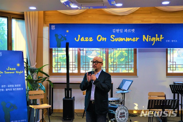 [전주=뉴시스]윤난슬 기자 = JB금융그룹 전북은행은 JB문화공간이 진행한 재즈 칼럼니스트 황덕호의 '재즈 수첩 프로그램'이 참석자들의 큰 호응을 받으며 마무리됐다고 17일 밝혔다.(사진=전북은행 제공) 