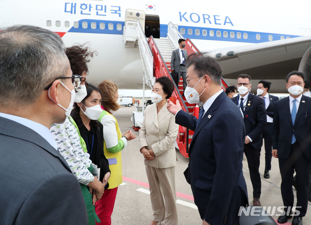 [바르셀로나(스페인)=뉴시스]박영태 기자 = 스페인을 국빈 방문 중인 문재인 대통령과 김정숙 여사가 16일(현지시간) 스페인 바르셀로나 엘프라트 공항에 도착해 공군1호기에서 내려 환영인사와 인사를 나누고 있다. 2021.06.17. since1999@newsis.com