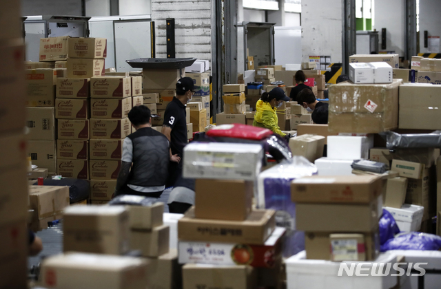 [서울=뉴시스]정병혁 기자 = 택배업계 노사가 정부, 여당의 중재안에 잠정 합의함에 따라 택배노조가 파업을 철회한 17일 서울 송파구 서울복합물류센터에서 택배노동자들이 배송 준비 작업을 하고 있다. 2021.06.17. jhope@newsis.com