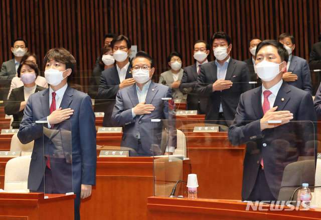 [서울=뉴시스]추상철 기자 = 이준석 국민의힘 당 대표와 김기현 원내대표가 17일 오전 서울 여의도 국회에서 열린 국민의힘 긴급의총에 참석해 국민의례를 하고 있다. (공동취재사진) 2021.06.17. photo@newsis.com