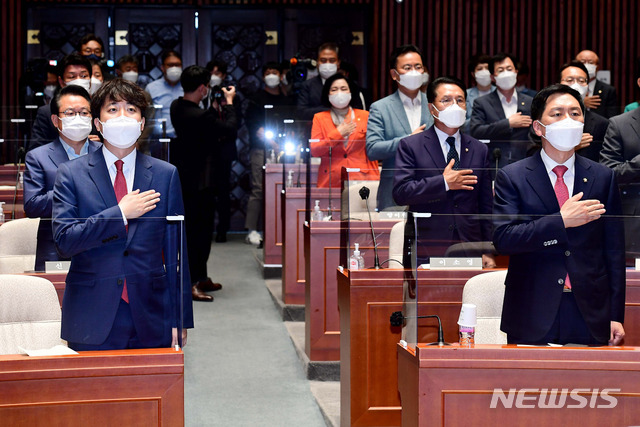 [서울=뉴시스]추상철 기자 = 이준석 국민의힘 당 대표와 김기현 원내대표가 17일 오전 서울 여의도 국회에서 열린 국민의힘 긴급의총에 참석해 국민의례를 하고 있다. (공동취재사진) 2021.06.17. photo@newsis.com