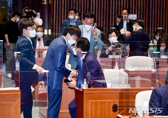 [서울=뉴시스]추상철 기자 = 이준석 국민의힘 당 대표가 17일 오전 서울 여의도 국회에서 열린 국민의힘 긴급의총에 참석하며 의원들과 인사를 하고 있다. (공동취재사진) 2021.06.17. photo@newsis.com