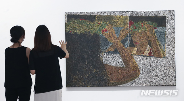 [서울=뉴시스]조수정 기자 = 호주 작가 다니엘 보이드(Daniel Boyd) 개인전 '보물섬'이 개막한 17일 오전 서울 종로구 소격동 국제갤러리에서 참석자들이 작품을 살펴보고 있다. 전시는 8월 1일까지. 2021.06.17. chocrystal@newsis.com