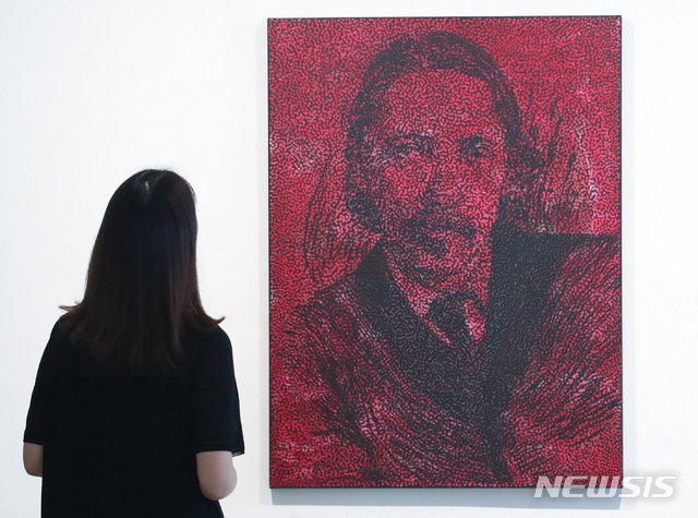 [서울=뉴시스]조수정 기자 = 호주 작가 다니엘 보이드(Daniel Boyd) 개인전 '보물섬'이 개막한 17일 오전 서울 종로구 소격동 국제갤러리에서 참석자들이 작품을 살펴보고 있다. 전시는 8월 1일까지. 2021.06.17. chocrystal@newsis.com