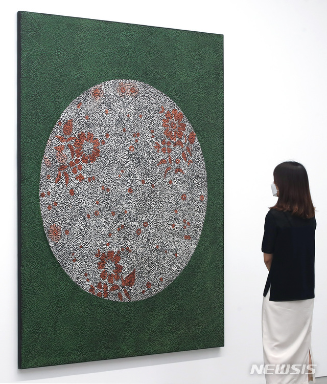 [서울=뉴시스]조수정 기자 = 호주 작가 다니엘 보이드(Daniel Boyd) 개인전 '보물섬'이 개막한 17일 오전 서울 종로구 소격동 국제갤러리에서 참석자들이 작품을 살펴보고 있다. 전시는 8월 1일까지. 2021.06.17. chocrystal@newsis.com