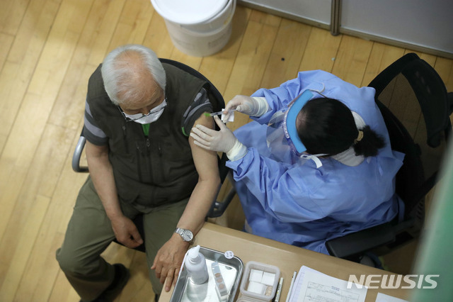 [서울=뉴시스]김선웅 기자 = 540명의 신규 코로나19 확진자가 발생하고 백신 1차 접종자 수가 1379만명을 넘어선 17일 오전 서울 노원구민체육센터에 마련된 백신접종센터에서 예방접종이 진행되고 있다. 한편 50대와 교직원, 대입 수험생은 7월부터 40대 이하는 8월부터 예방접종이 시행될 예정이다. 2021.06.17. mangusta@newsis.com