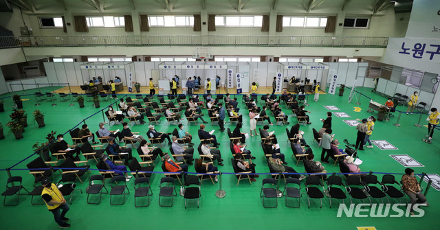 [서울=뉴시스]김선웅 기자 = 540명의 신규 코로나19 확진자가 발생하고 백신 1차 접종자 수가 1379만명을 넘어선 17일 오전 서울 노원구민체육센터에 마련된 백신접종센터에서 예방접종이 진행되고 있다. 한편 50대와 교직원, 대입 수험생은 7월부터 40대 이하는 8월부터 예방접종이 시행될 예정이다. 2021.06.17. mangusta@newsis.com