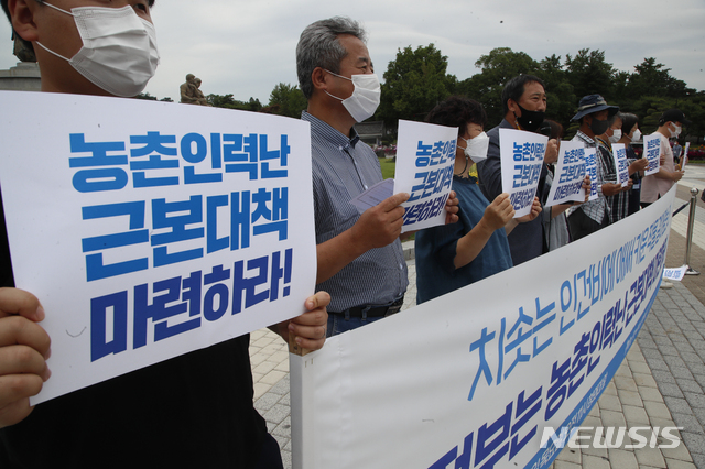 [서울=뉴시스] 17일 오전 서울 청와대 분수대 앞에서 농민의길 회원들이 수확기 인건비 상승과 인력난을 해소하기 위한 농촌 인력난 근본 대책 촉구 기자회견을 하고 있다. 2021.06.17. kyungwoon59@newsis.com