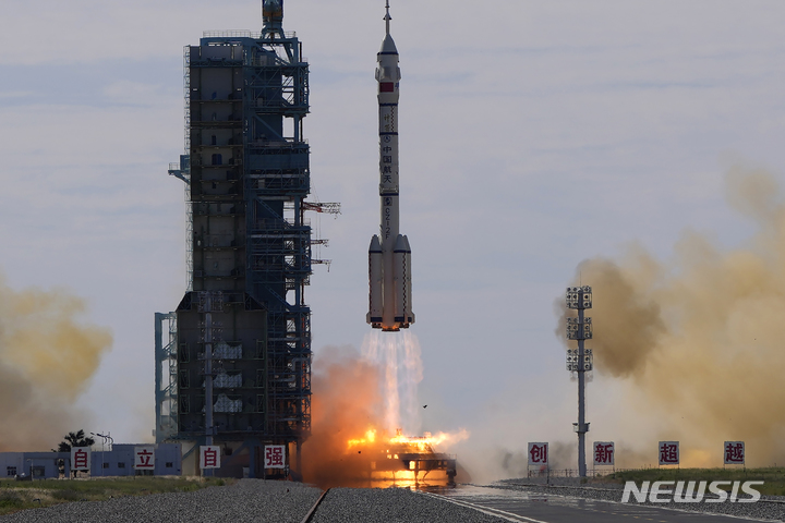 [주취안=AP/뉴시스]중국 우주인을 태운 선저우 우주선이 북부 주취안 위성발사센터에서 발사되고 있다. 2021.06.17