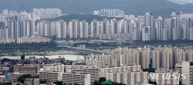 [서울=뉴시스]고범준 기자 = 서울 남산에서 바라본 강남 일대 아파트 단지 모습이 보이고 있다. 2021.06.17. bjko@newsis.com