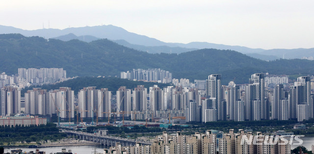 [서울=뉴시스] 고범준 기자 = 서울 남산에서 바라본 강남 일대 아파트 단지 모습이 보이고 있다. 2021.06.17. bjko@newsis.com 이 사진은 기사 내용과 직접적 관련 없음