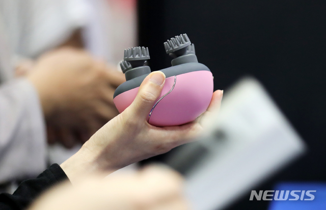 [서울=뉴시스]정병혁 기자 = 17일 오전 서울 강남구 코엑스에서 열린 2021 서울국제소싱페어에서 관람객이 마사지기를 살펴보고 있다. 2021.06.17. jhope@newsis.com