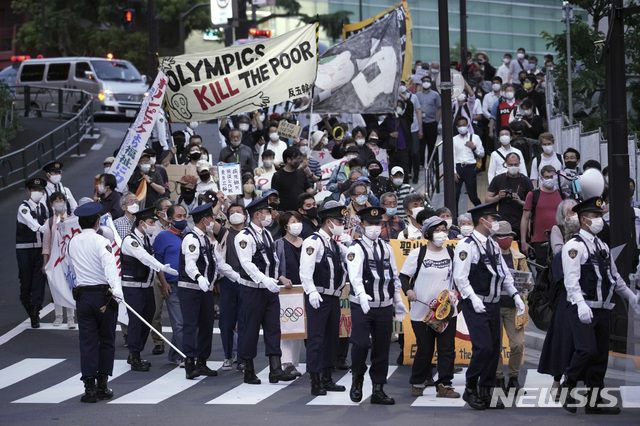 [도쿄=AP/뉴시스]17일 일본 내 여론조사 결과 일본 국민의 압도적 다수가 코로나19 대유행 기간 동안 도쿄 올림픽을 개최하는 것에 회의적인 반면, 소수의 사람들만이 공개적으로 항의 시위를 벌이는 것으로 나타났다. 사진은 지난달 9일 도쿄 올림픽에 반대하는 사람들이 도쿄 국립경기장 주변에서 올림픽 반대 시위를 벌이는 모습. 2021.06.17.