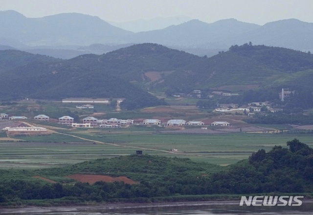 [파주=AP/뉴시스]지난달 16일 사진으로, 파주 통일전망대에서 북한 개성시 개풍지구가 보이고 있다. 김정은 북한 국무위원장은 전날 노동당 중앙위원회 8기 3차 전원회의에서 식량난 가능성을 경고하고 대책을 주문했다고 북한 조선중앙통신이 전했다. 2021.07.30.