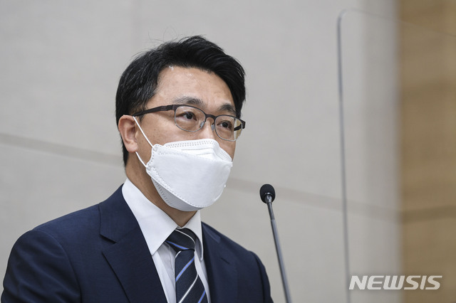 [과천=뉴시스] 고승민 기자 = 김진욱 공수처장이 17일 정부과천청사 5동 브리핑실에서 인사위원회 결정 내용 등 현안 기자회견을 하고 있다. (공동취재사진) 2021.06.17. photo@newsis.com