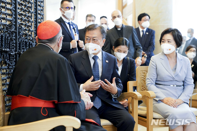 [바르셀로나(스페인)=뉴시스]박영태 기자 = 스페인을 국빈 방문 중인 문재인 대통령과 김정숙 여사가 17일 스페인 바르셀로나 성가족성당을 방문, 후안 호세 오메야 추기경과 환담하고 있다. 2021.06.17. since1999@newsis.com