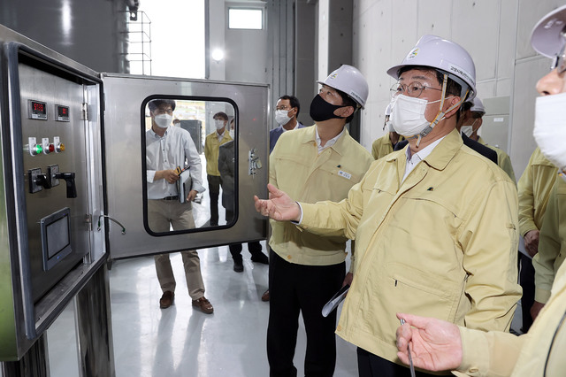 [서울=뉴시스]홍효식 기자 = 전해철 행정안전부 장관이 지난 6월17일 오후 재해위험개선지구 경기도 고양시 신평 배수펌프장을 방문해 안전관리 실태를 점검하고 있다. (사진= 뉴시스 DB) photo@newsis.com *재판매 및 DB 금지