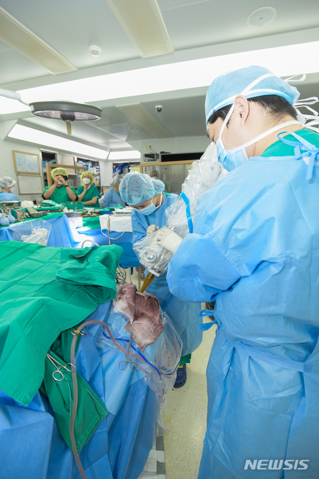 [서울=뉴시스]교모세포종 환자에게 수술 중 방사선 치료(IORT)를 시행하는 강남세브란스병원 의료진. (사진= 강남세브란스병원 제공) 2021.06.18