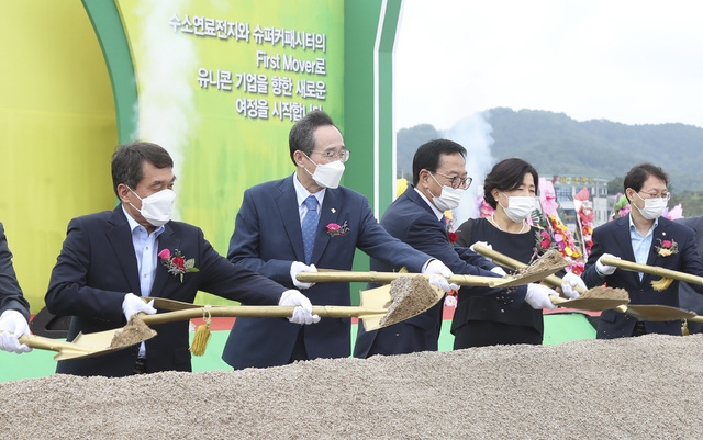 [완주=뉴시스] 비나텍㈜ 수소연료전지 제조공장 착공식이 18일 전북 완주 테크노밸리 제2일반산단에서 열린 가운데 송하진 전북도지사와 성도경 대표, 김성주 국회의원, 박성일 완주군수를 비롯한 참석자들이 기념 퍼포먼스를 하고 있다. 2021.06.18 (사진= 전라북도청 제공) photo@newsis.com] *재판매 및 DB 금지