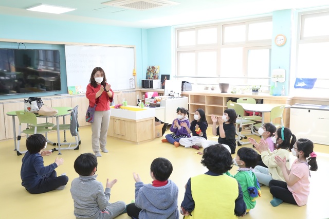 [세종=뉴시스] 경남도교육청 거점통합돌봄센터 '늘봄'의 방과후학교. (사진=경남도교육청 제공). 2023.01.25. photo@newsis.com *재판매 및 DB 금지