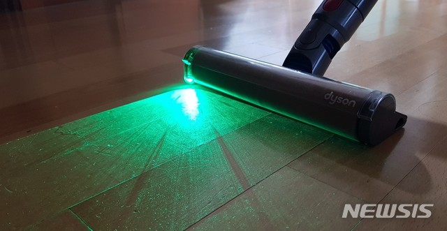 [서울=뉴시스] 박정규 기자 = 다이슨 V15 디텍트의 레이저 슬림 플러피 클리너 헤드. 2021.6.20 pjk76@newsis.com