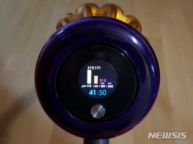 [서울=뉴시스] 박정규 기자 = 다이슨 V15 디텍트의 LCD 스크린. 2021.6.20 pjk76@newsis.com