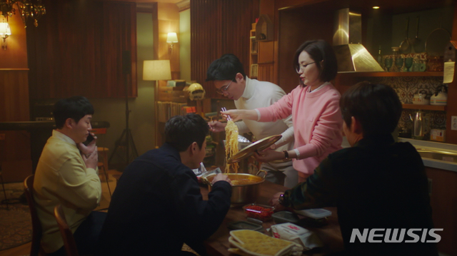 [서울=뉴시스] 드라마 '슬기로운 의사생활' 2 스틸. (사진=넷플릭스 제공) 2021.06.18 photo@newsis.com