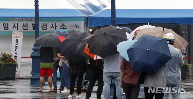 [서울=뉴시스]김형수 기자 = 0시 기준 국내 코로나19 신규확진자가 507명 발생한 지난 18일 서울 중구 서울역 광장 코로나19 임시선별검사소에서 검사를 받으려는 시민들이 줄서 있다. 2021.06.18. kyungwoon59@newsis.com