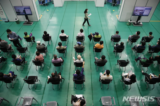 [서울=뉴시스]김형수 기자 =  0시 기준 국내 코로나19 신규확진자가 507명 발생한 18일  서울 동대문구 코로나19 예방접종센터가 위치한 동대문구체육관에서 백신 접종을 마친 시민들이 대기구역에서 기다리고 있다. 2021.06.18. kyungwoon59@newsis.com