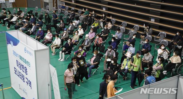 [서울=뉴시스] 18일 서울 동대문구 코로나19 예방접종센터가 위치한 동대문구체육관에서 백신 접종을 마친 시민들이 대기구역에서 기다리고 있다. 2021.06.18. kyungwoon59@newsis.com