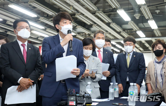 [군산=뉴시스]김얼 기자 = 이준석 국민의힘 대표가 18일 군산형 일자리 기업 현장 방문 및 간담회를 위해 전북 군산시 (주)명신공장을 찾아 질문을 하고 있다. 2021.06.18. pmkeul@newsis.com