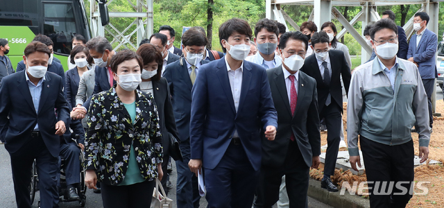 [군산=뉴시스]김얼 기자 = 이준석 국민의힘 대표를 비롯한 관계자들이 일자리 기업 현장 방문을 위해 18일 전북 군산시 (주)명신공장으로 들어서고 있다. 2021.06.18. pmkeul@newsis.com