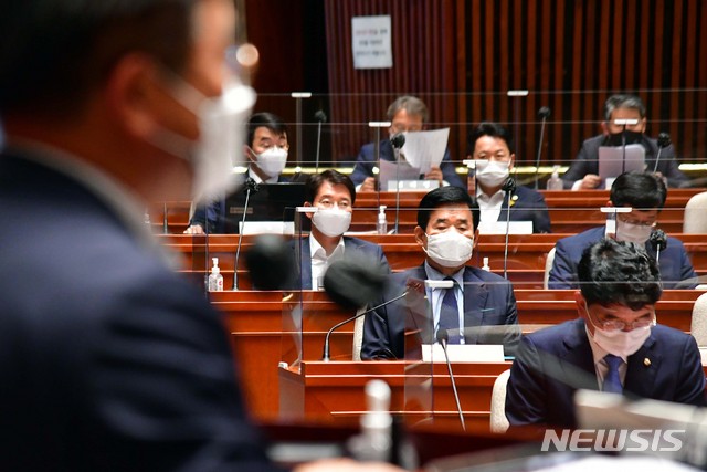 [서울=뉴시스]최동준 기자 = 더불어민주당 김진표 부동산 특위 위원장이 18일 오후 서울 여의도 국회에서 열린 더불어민주당 부동산 세제 논의를 위한 정책 의원총회에 참석해 윤호중 원내대표의 발언을 듣고 있다. (공동취재사진) 2021.06.18. photo@newsis.com