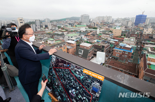 [서울=뉴시스]김명원 기자 = 김부겸 국무총리가 18일 오후 서울 도봉구 쌍문역 인근 도심 공공주택 복합사업 후보지를 방문해 현황설명을 보고 받고 지역을 살펴보고 있다. (공동취재사진) 2021.06.18. photo@newsis.com