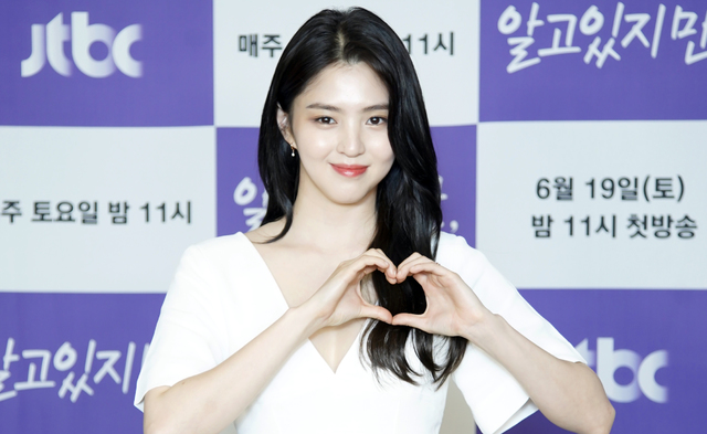 [서울=뉴시스]최진석 기자 = 배우 한소희가 18일 오후 온라인으로 진행된 종합편성채널 JTBC 새 토요드라마 '알고있지만,' 제작발표회에 참석해 포즈를 취하고 있다. (사진=JTBC 제공) 2021.06.18. photo@newsis.com *재판매 및 DB 금지