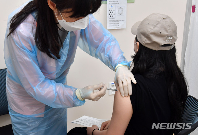 [부산=뉴시스]하경민 기자 = 부산 서구 동아대병원의 30대 미만 의료진이 지난 18일 병원 내에서 모더나 백신을 접종받고 있다. 이 병원은 30대 미만 의료진 250여 명을 대상으로 모더나 백신을 접종할 계획이다. 2021.06.18. yulnetphoto@newsis.com