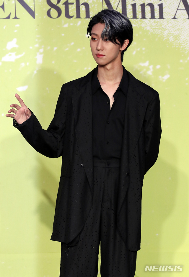 [서울=뉴시스]최진석 기자 = 그룹 세븐틴(Seventeen)의 디에잇이 18일 오후 서울 강남구 삼성동 인터컨티넨탈 서울에서 열린 미니 8집 '유어 초이스(Your Choice)' 글로벌 기자간담회에 참석해 포즈를 취하고 있다. 2021.06.18. myjs@newsis.com