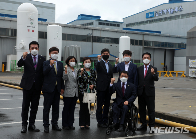 [완주=뉴시스]김얼 기자 = 이준석 국민의힘 대표를 비롯한 관계자들이 18일 국가수소산업단지 현장방문을 위해 전북 완주군 일진하이솔루스(주)를 찾아 기념촬영을 하고 있다. 2021.06.18. pmkeul@newsis.com