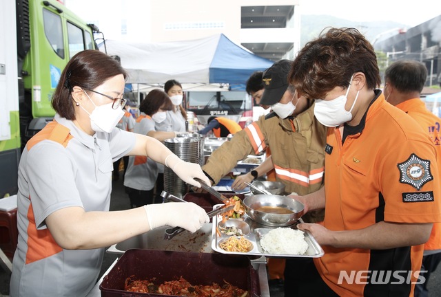  이천시 의용소방대가 덕평리 쿠팡 물류창고 화재 진압으로 고생하고 있는 소방대원들에게 식사를 제공하고 있다. (사진제공=이천시)