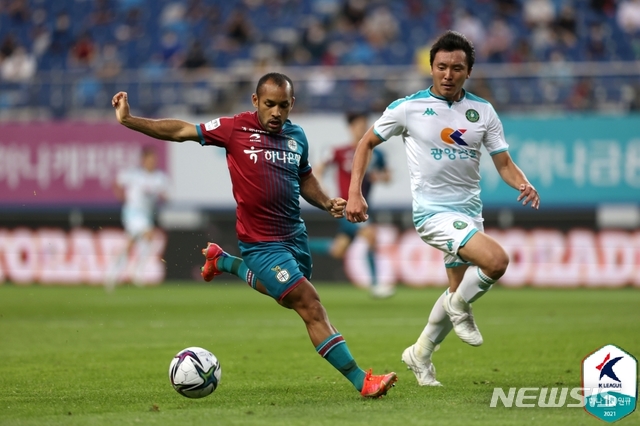 [서울=뉴시스] K리그2 대전하나시티즌과 안산 그리너스의 맞대결. (사진=프로축구연맹 제공)