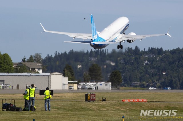 [AP/뉴시스] 미 보잉사의 737 맥스 기의 최종 버전인 맥스10 기가 6월18일 워싱턴주 렌턴 공항에서 첫 비행 이륙을 하고 있다 