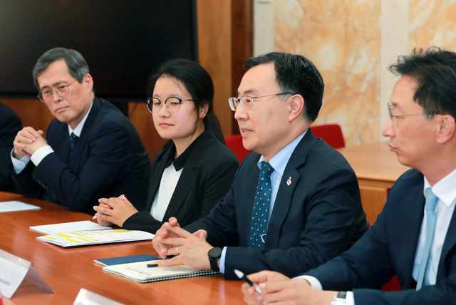 [서울=뉴시스]조수정 기자 = 문승욱 산업통상자원부 장관이 18일(현지시간) 체코 산업통상부 회의실에서 카렐 하블리첵(Karel Havlíček) 체코 산업통상부 장관과 면담하고 있다.(사진=산업통상자원부 제공) 2021.06.19. photo@newsis.com 
