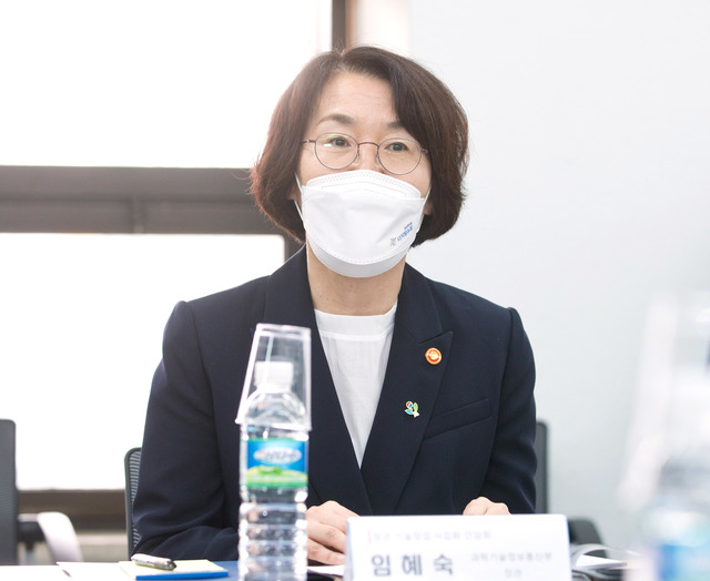 [서울=뉴시스]조수정 기자 = 임혜숙 과학기술정보통신부 장관이 지난 18일 오후 서울 성북구 고려대학교에서 열린 '청년 기술창업 사업화 간담회' 에 참석해 인사말을 하고 있다. (사진=과학기술정보통신부 제공) 2021.06.19. photo@newsis.com *재판매 및 DB 금지