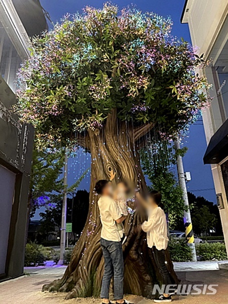 [대구=뉴시스]이지연 기자 = 성서아울렛타운에 설치된 광섬유트리 모습. (사진=달서구청 제공) 2021.06.20. photo@newsis.com