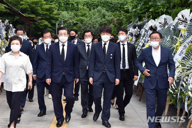 [하남=뉴시스]국회사진기자단 = 이준석 국민의힘 당 대표가 20일 오전 경기 하남시 마루공원 장례식장에 마련된 고 김동식 119구조대장의 빈소를 찾아 조문한 후 이동하고 있다. 2021.06.20. photo@newsis.com