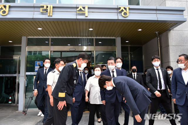 [하남=뉴시스]국회사진기자단 = 이준석 국민의힘 당 대표가 6월 20일 오전 경기 하남시 마루공원 장례식장에 마련된 고 김동식 119구조대장의 빈소를 찾아 조문한 후 이상규 경기도소방재난본부장과 인사하고 있다. 2021.07.05. photo@newsis.com